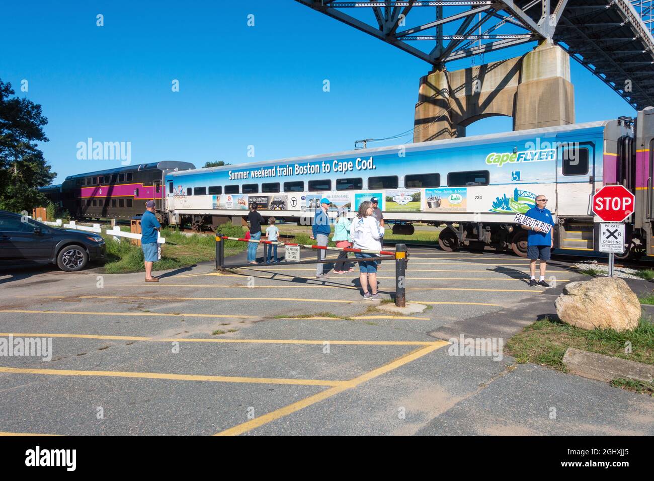Tren de verano de Cape Cod Flyer desde Boston llegando a la parada del canal de Cape Cod en Bourne, Massachusetts Foto de stock