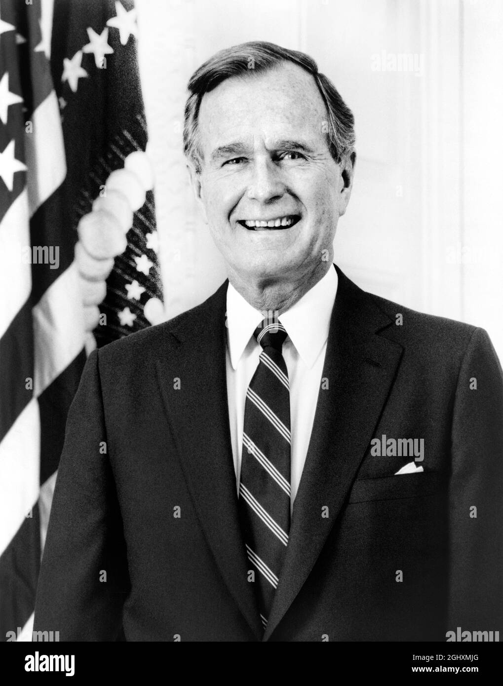 El Presidente de los Estados Unidos, George H.W. Bush, Retrato de media longitud junto a la Bandera Americana, Washington, D.C., EE.UU., David Valdez, 1989 Foto de stock