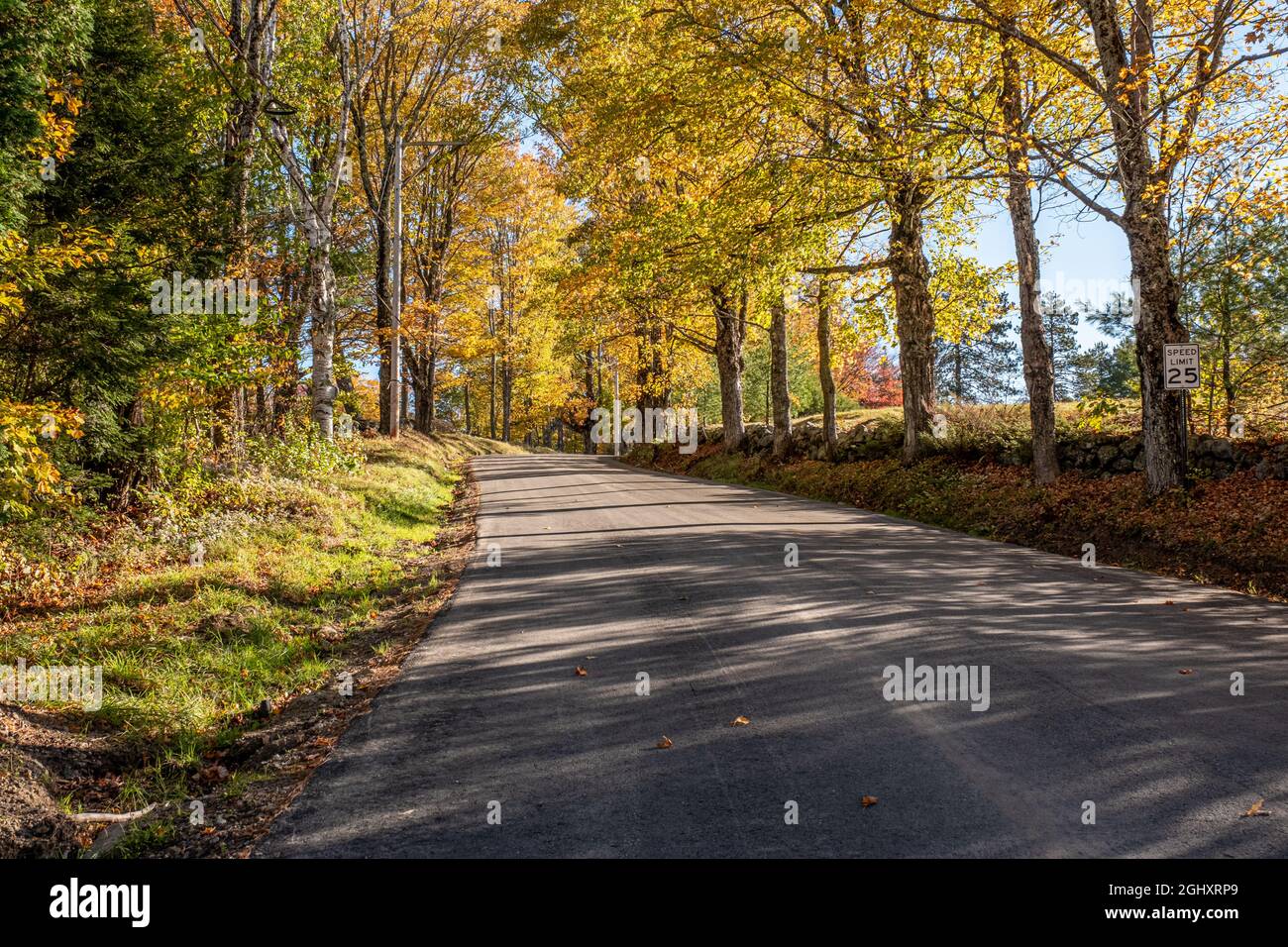 Un camino rural en Nelson, New Hampshire Foto de stock
