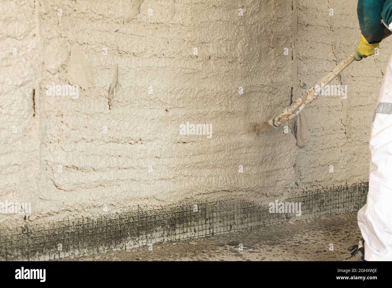 El proceso de aplicar yeso a las paredes dentro de un edificio por máquina  Fotografía de stock - Alamy