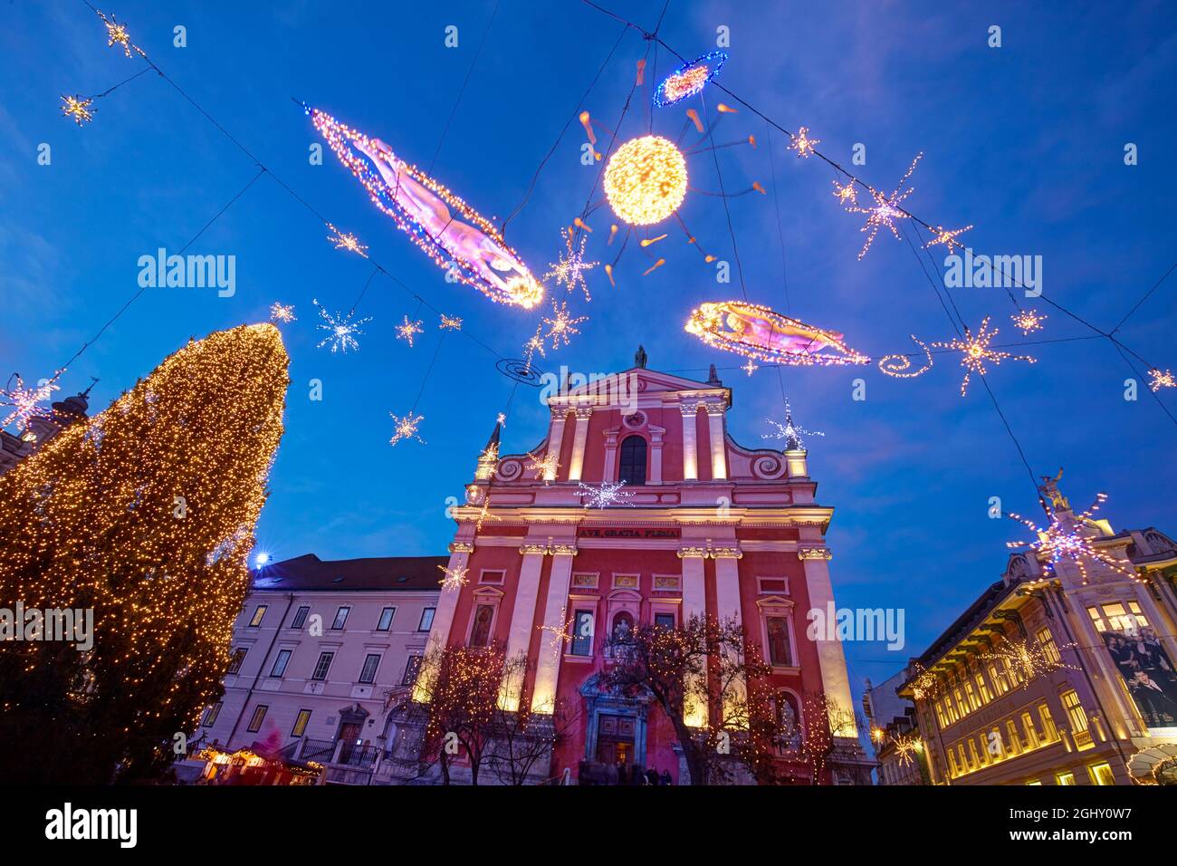 Iglesia Franciscana de la Anunciación, Ljubljana con decoraciones navideñas, Eslovenia Foto de stock