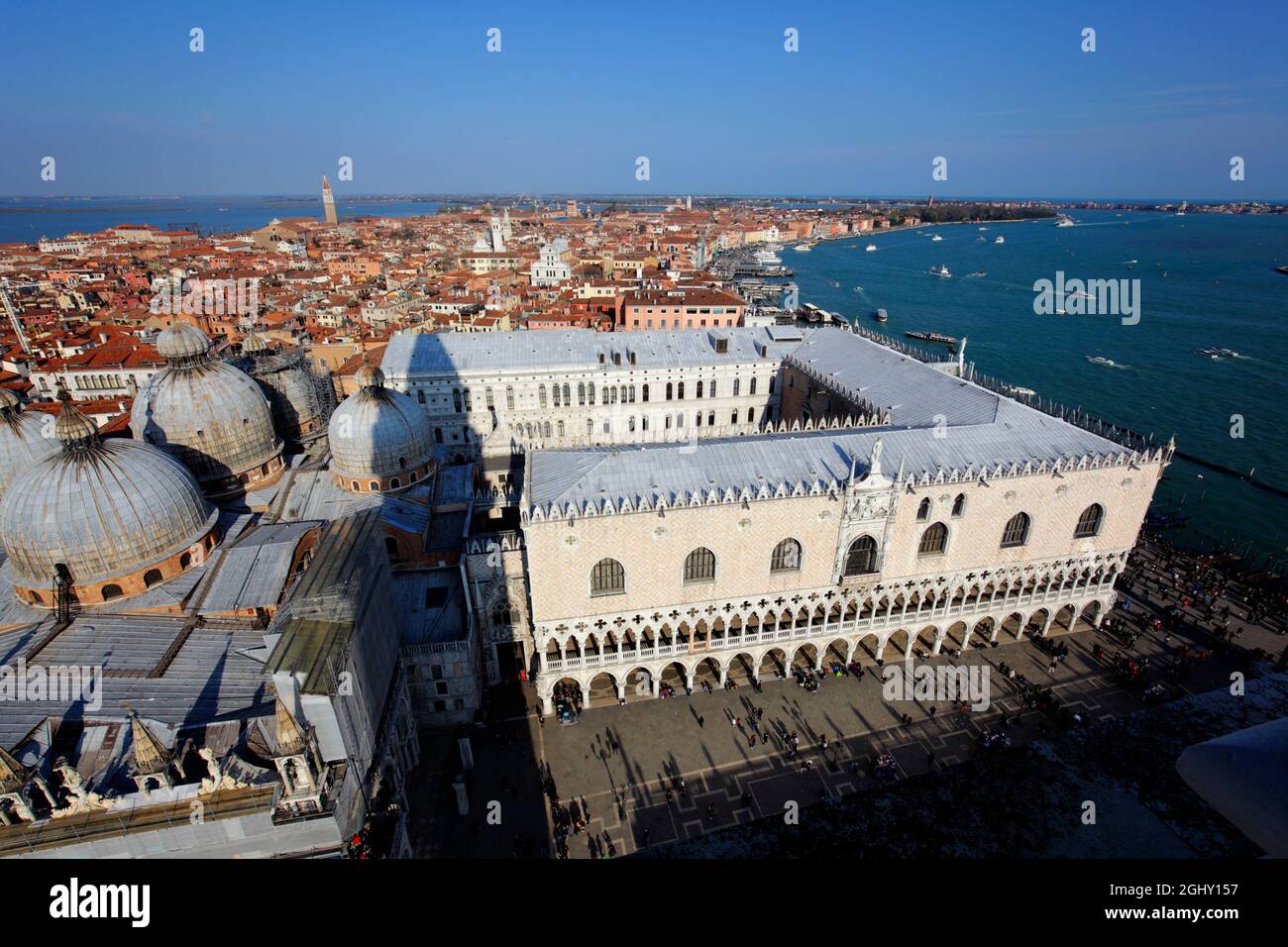 Vista elevada del palacio ducal y de la ciudad, Venecia, Italia Foto de stock