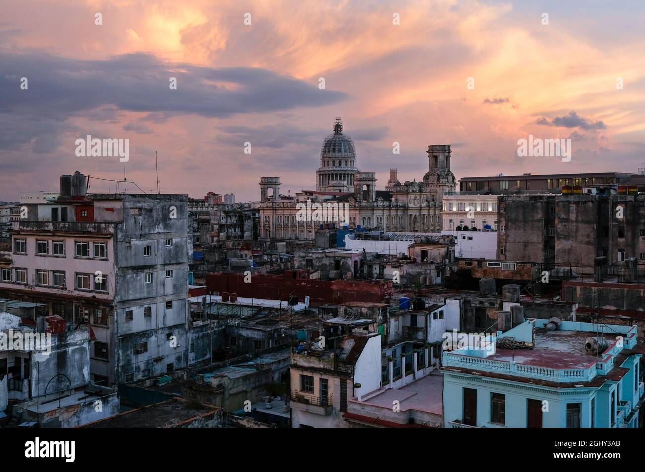 El sol se pone sobre El Capitolio en La Habana, Cuba. Foto de stock