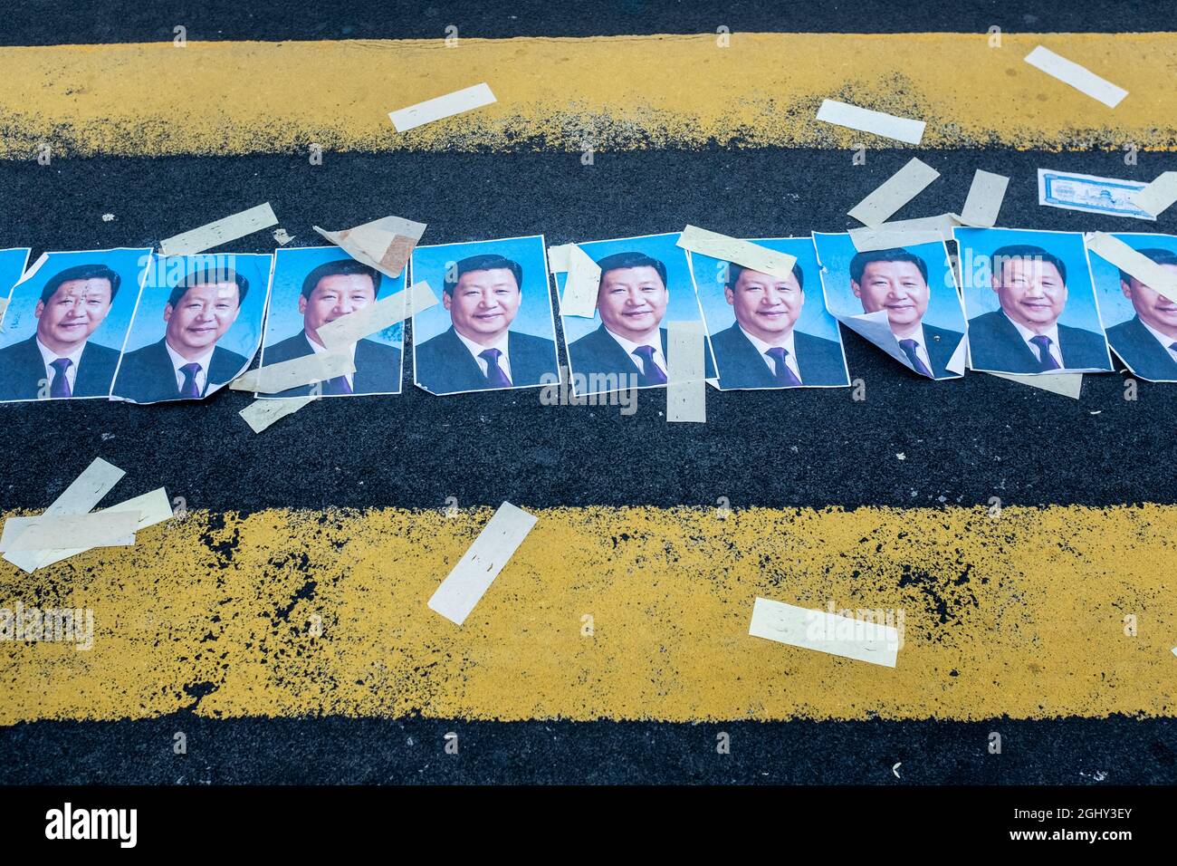Fotos del Presidente de la República Popular de China Xi Jinping salió por manifestantes en un cruce cerca de Mong Kok en Nathan Road en Kowloon, Hong Ko Foto de stock