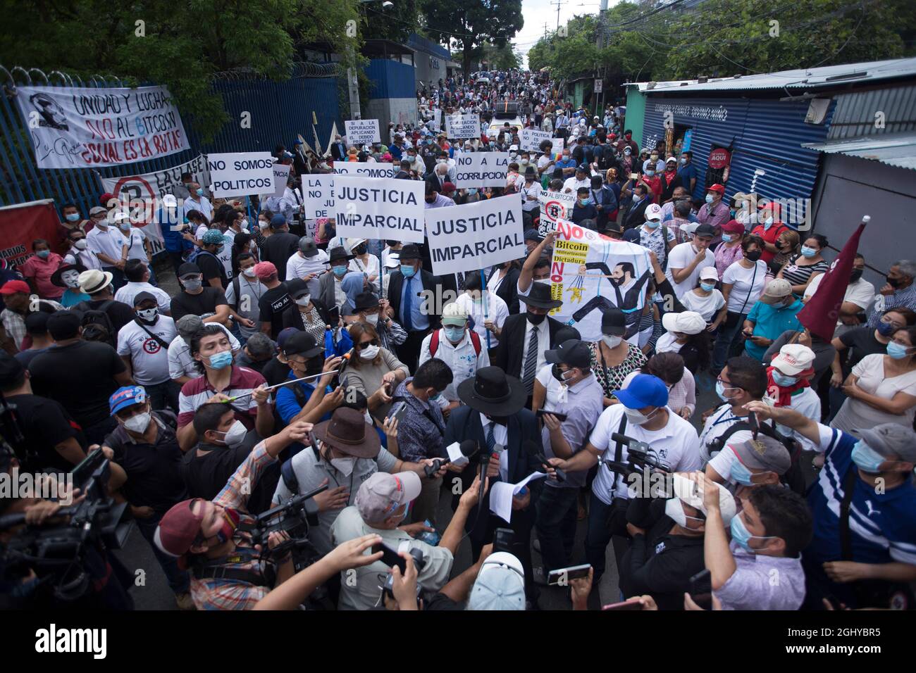 San Salvador, El Salvador. 07th de Sep de 2021. Más de mil personas protestan contra la introducción de la moneda digital Bitcoin como medio de pago. La moneda digital Bitcoin se ha convertido en moneda de curso legal en El Salvador. Con la entrada en vigor de una ley correspondiente el martes, el Estado centroamericano se convirtió en el primer país del mundo en dar este paso. Crédito: Víctor Peña/dpa/Alamy Live News Foto de stock