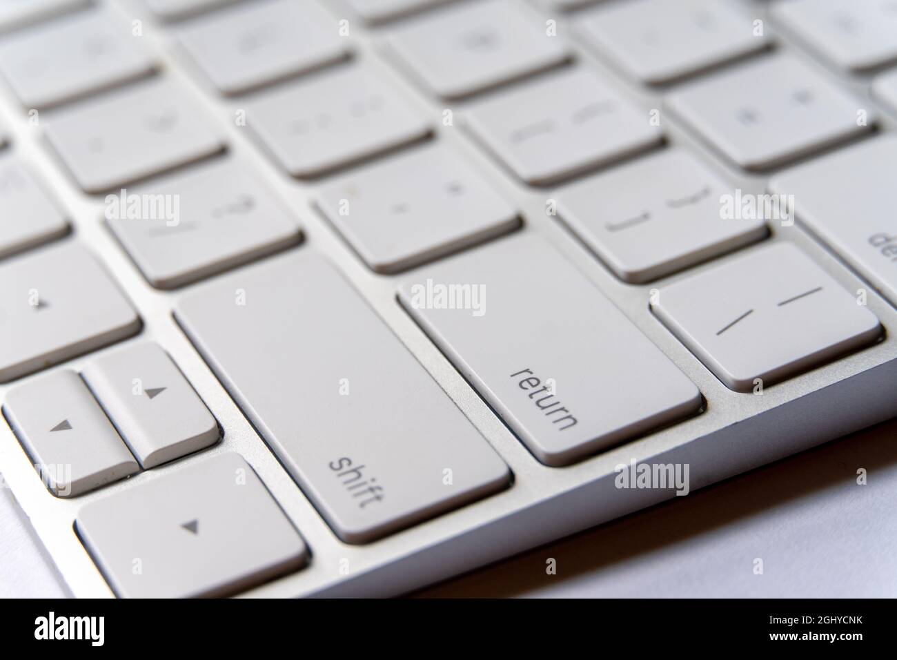 Vista de primer plano de la tecla Return en un teclado blanco Fotografía de  stock - Alamy