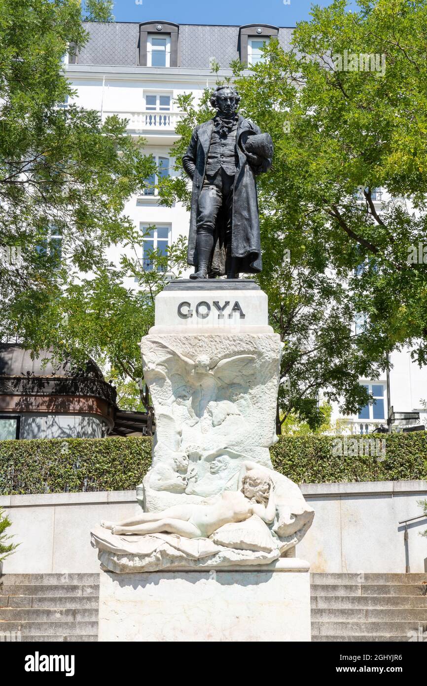 Estatua del pintor Francisco Goya frente al Museo del Prado, Madrid Foto de stock