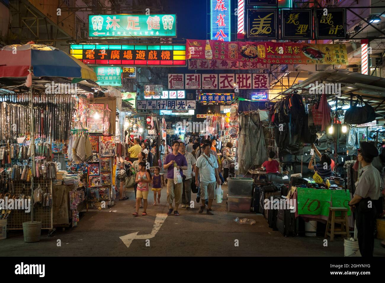 Un mercado callejero por la noche en Sham Shui Po, Kowloon, Hong Kong Foto de stock