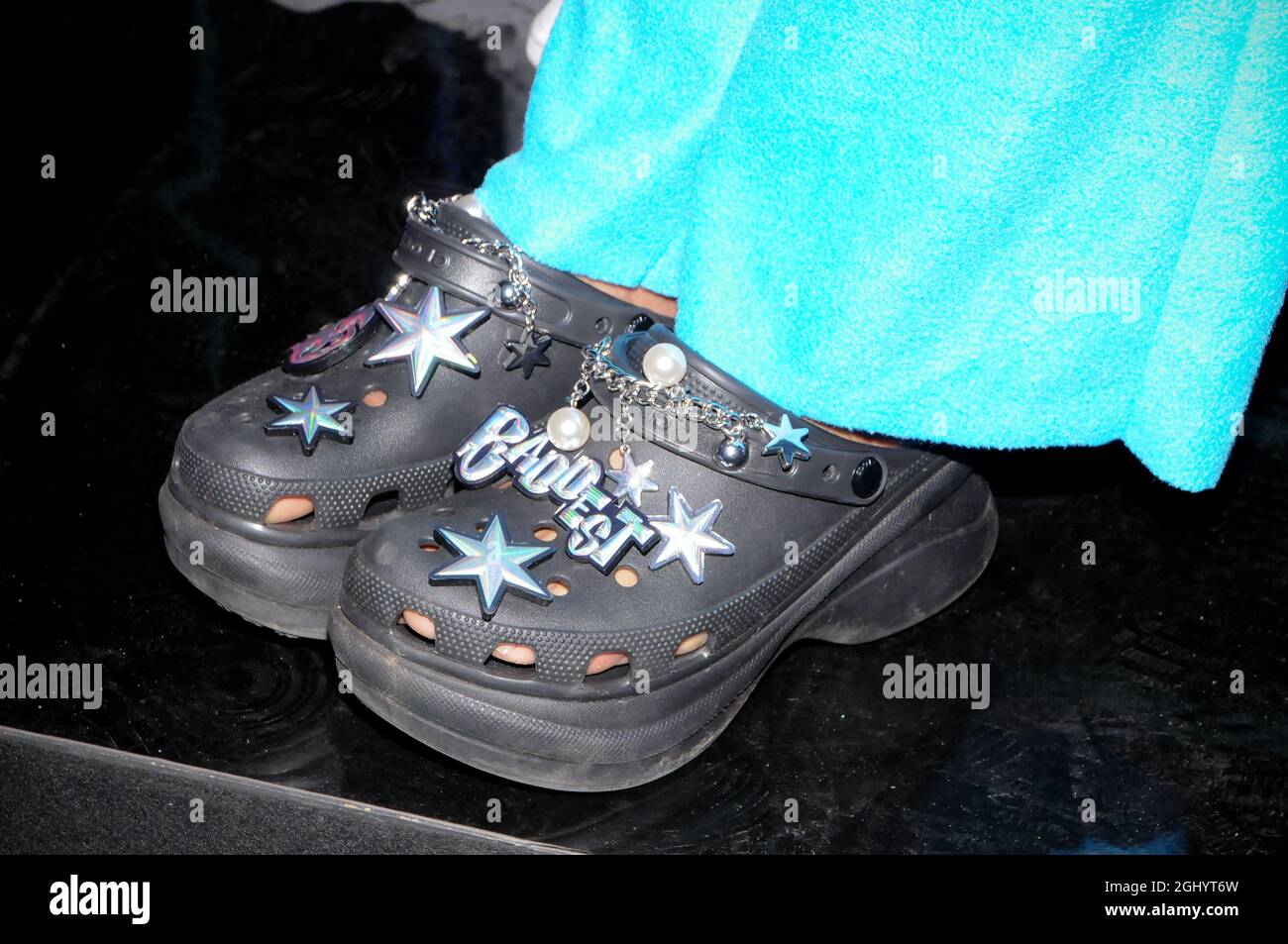 Nueva York, Estados Unidos. 07th de Sep de 2021. El influyente en los  medios sociales Bretman Rock Sacayanan lleva calzado especial en el NYFW  Kick Off en Times Square. Crocs y JD