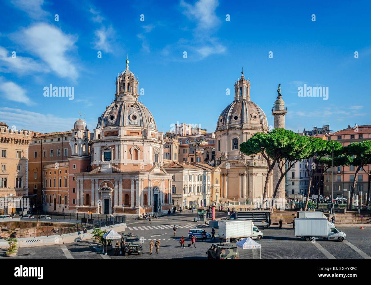 Las dos iglesias medievales de Santa Maria di Loreto y Santissimo Nome di Maria al Foro Traiano, junto a la columna de Trajano. Roma, Italia. Foto de stock
