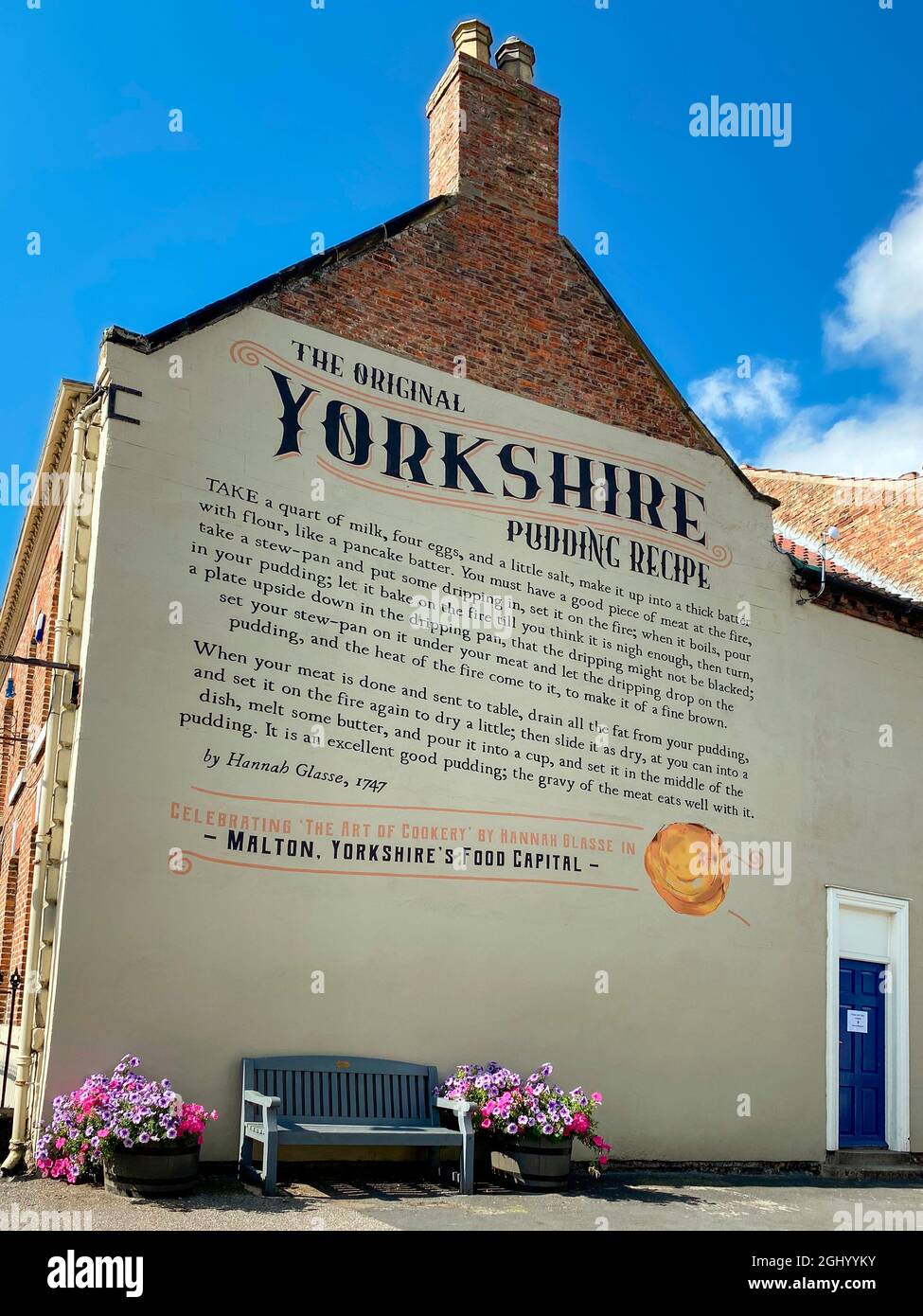 La receta original de Yorkshire Pudding que data de 1747, en una pared en la ciudad mercado de Malton en North Yorkshire, Reino Unido. Foto de stock
