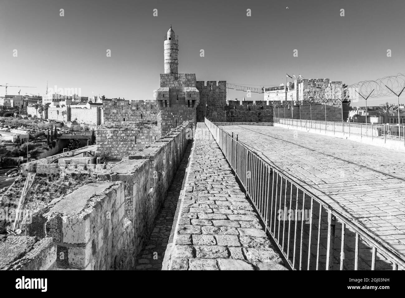 Jerusalén, Israel - 29 de agosto de 2021: Vista de las murallas caminar, sobre las antiguas murallas de la ciudad, y la Torre de David (Ciudadela), en Jerusalén, Israel Foto de stock