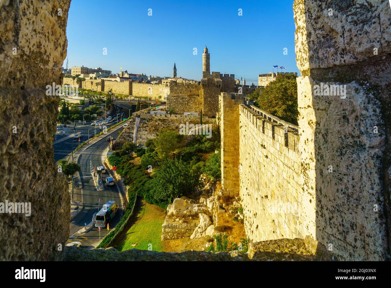 Jerusalén, Israel - 29 de agosto de 2021: Vista de las antiguas murallas de la ciudad, con la Torre de David (Ciudadela) y otros monumentos, en Jerusalén, Israel Foto de stock