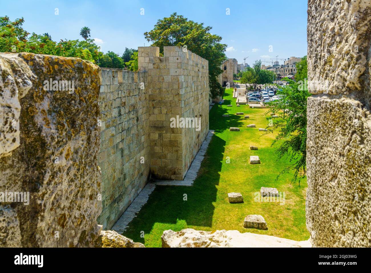 Jerusalén, Israel - 30 de agosto de 2021: Vista del paseo marítimo de las murallas de la Ciudad Vieja, y la Puerta de Herodes (Puerta de las Flores), con peatones, en Jerusalén, ISR Foto de stock