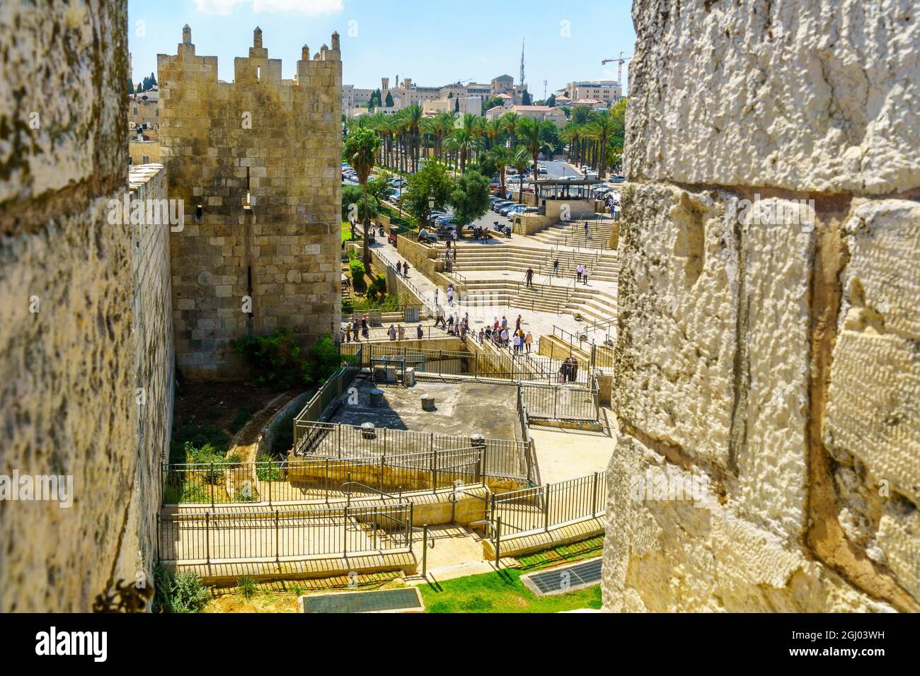 Jerusalén, Israel - 30 de agosto de 2021: Vista desde las murallas de la Ciudad Vieja, de la Puerta de Damasco, con peatones, en Jerusalén, Israel Foto de stock