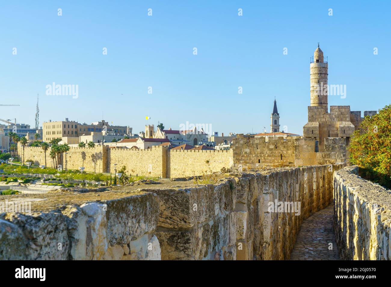 Vista de las murallas a pie, sobre las antiguas murallas de la ciudad, con la Torre de David (Ciudadela) y otros monumentos, en Jerusalén, Israel Foto de stock