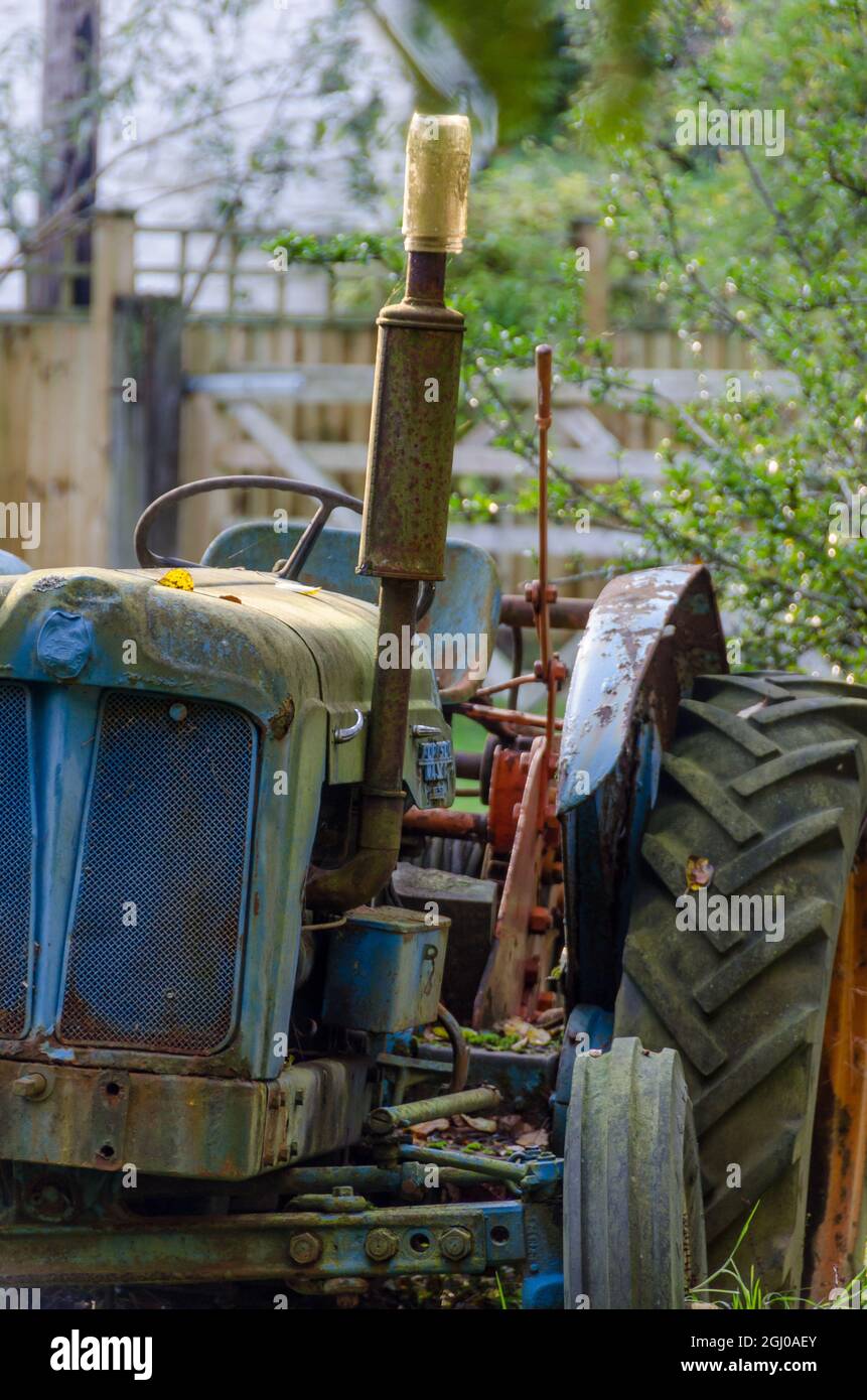 Tractor antiguo abandonado (Cerrar con la puerta Un el fondo) Foto de stock
