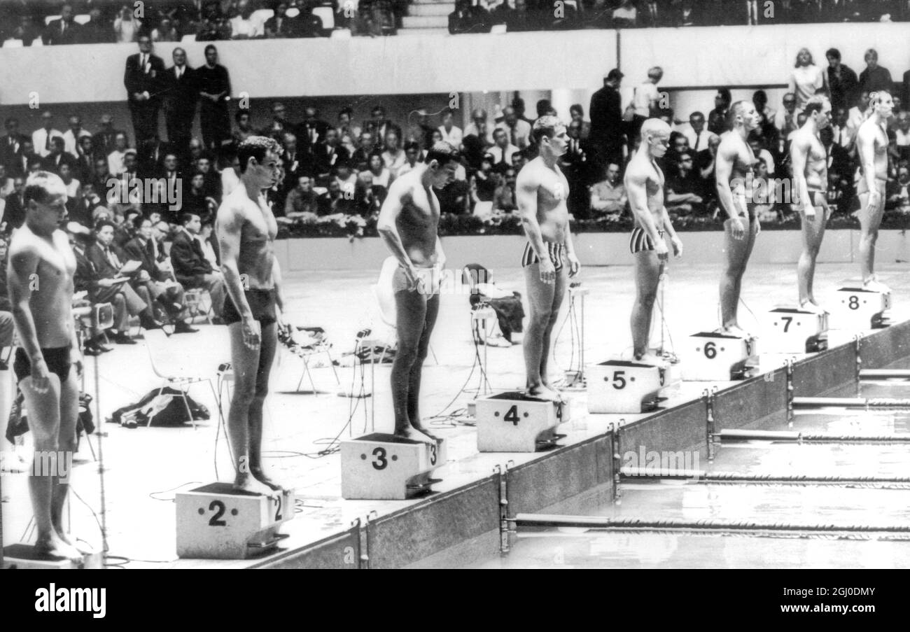 Juegos Olímpicos 1964, Tokio, Japón. Bobby MacGregor de Gran Bretaña en el segundo carril, se convirtió en el primer británico durante más de medio siglo en ganar una medalla de natación olímpica individual, cuando tomó plata después de tocar en segundo lugar al americano Don Schollander. Los otros nadadores en sus carriles, son: Uwe Jacobsen de Alemania (Lane 1): Alain Gottvalles de Francia (Lane3): Gary Ilman de los EE.UU. (Lane 4): Don Schollander de los EE.UU. Y ganador de la medalla de oro (Lane 5): Michael Mackey Austin de los EE.UU. (Lane 6): Hans Joachim Klein, de Alemania, que tomó bronce (Lane 7): Y Gyula Dobai, de Hungría. 14th de octubre de 196 Foto de stock