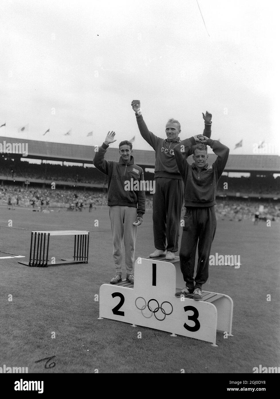 Melbourne Olympic Games 1956 Final para hombres 5000m Vladimir Kuts de Rusia ganó la medalla de oro en un tiempo de 13 minutos y 39,6 segundos con la plata Gordon Pirie de Gran Bretaña y Derek Ibbotson de bronce de Gran Bretaña. 28th de noviembre de 1956 Foto de stock