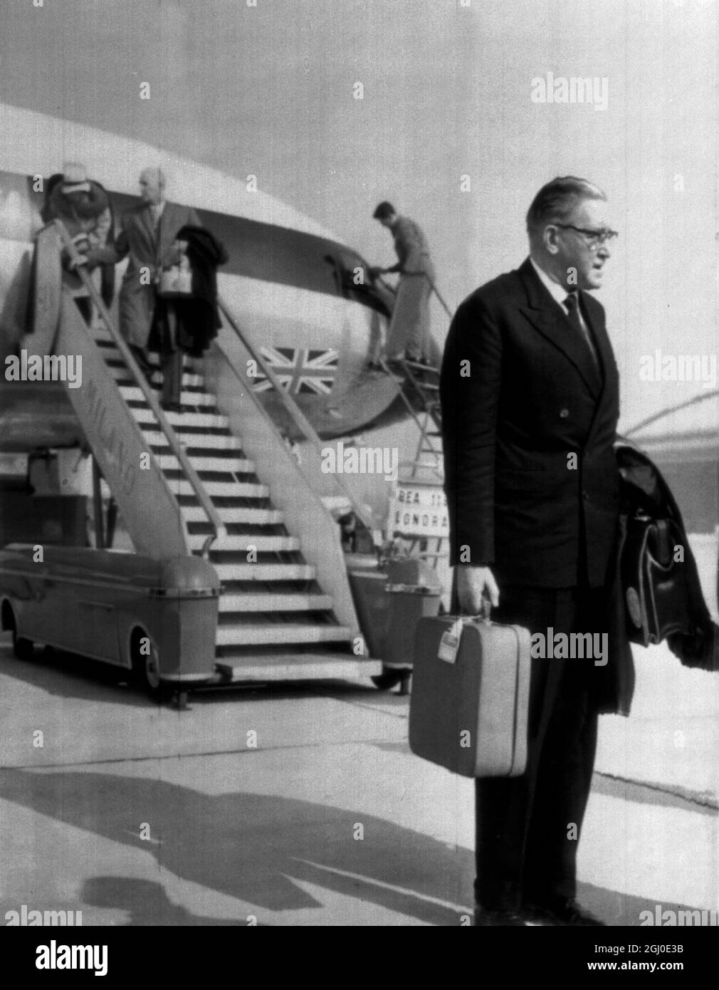 Joe Mears, presidente del Chelsea Football Club, cuando llegó al aeropuerto de Milán, para iniciar conversaciones directas con el club de fútbol de Milán sobre el traslado del ex delantero de Inglaterra de Chelsea, Jimmy Greaves. 23rd de octubre de 1961. Foto de stock