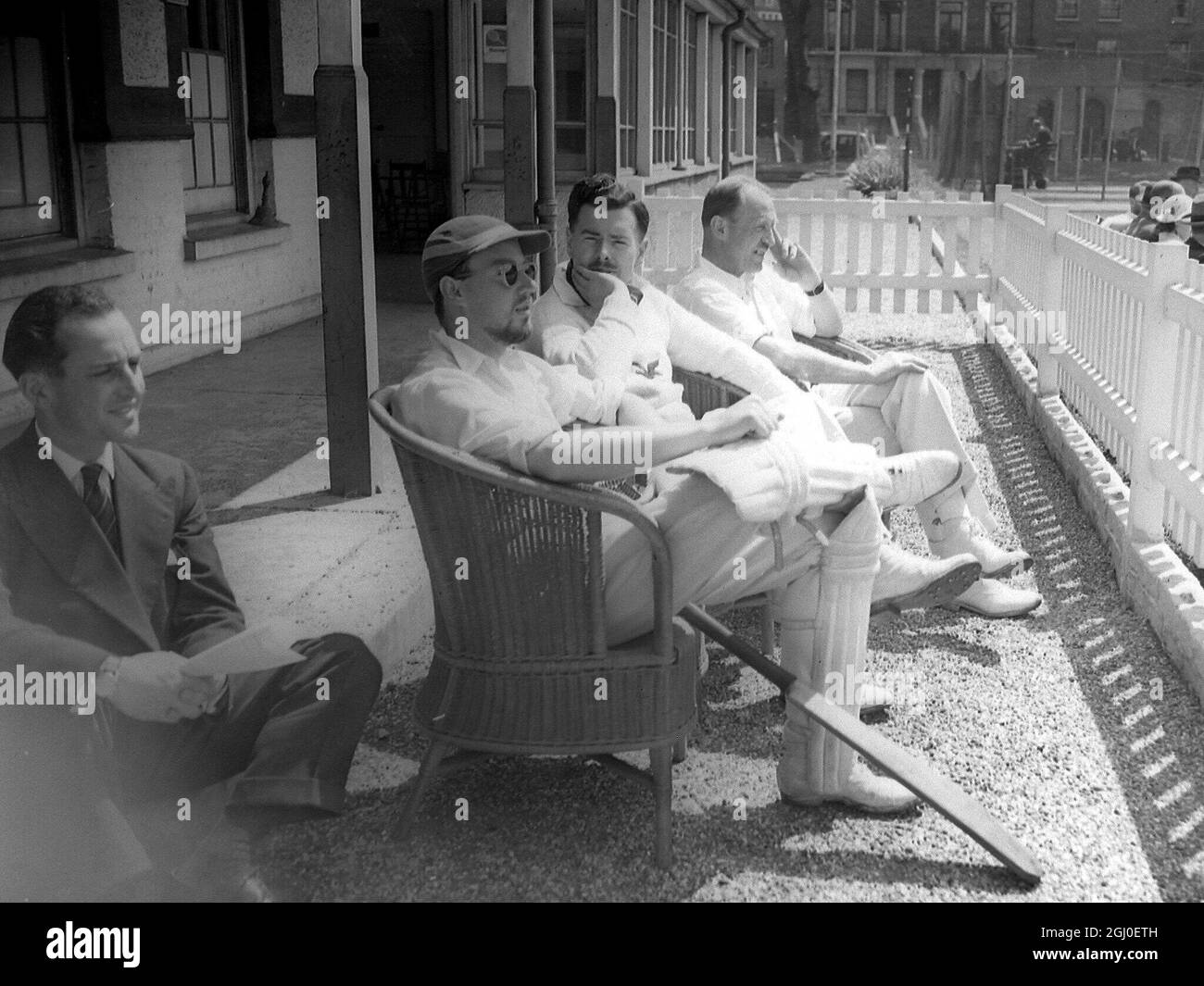 El partido anual de cricket de los autores contra la Liga Nacional del Libro se celebra en el campo de la Escuela Westminster en Vincent Square. Listos para bate en el equipo de los Autores son de (de frente a atrás) Alan Ross, George Greenfield y J. Jacombe-Hood. 11th de junio de 1952 Foto de stock