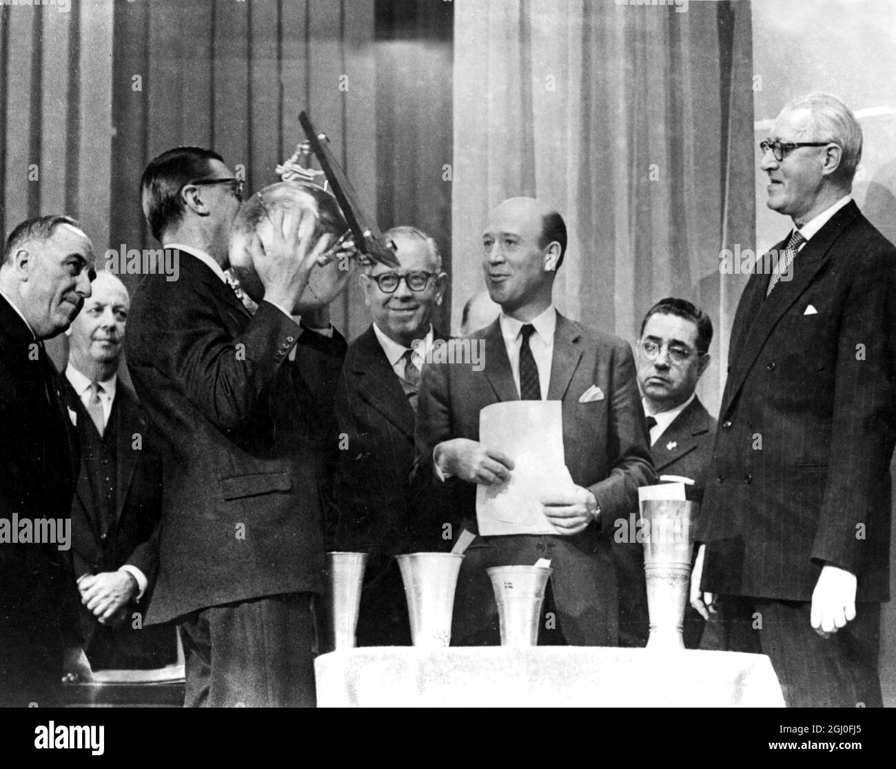 Sorteo de la Copa Mundial de 1958 El sorteo para la agrupación y los  partidos de la Copa Mundial de 1958 fue realizado en Estocolmo por miembros  del Comité del Campeonato Mundial
