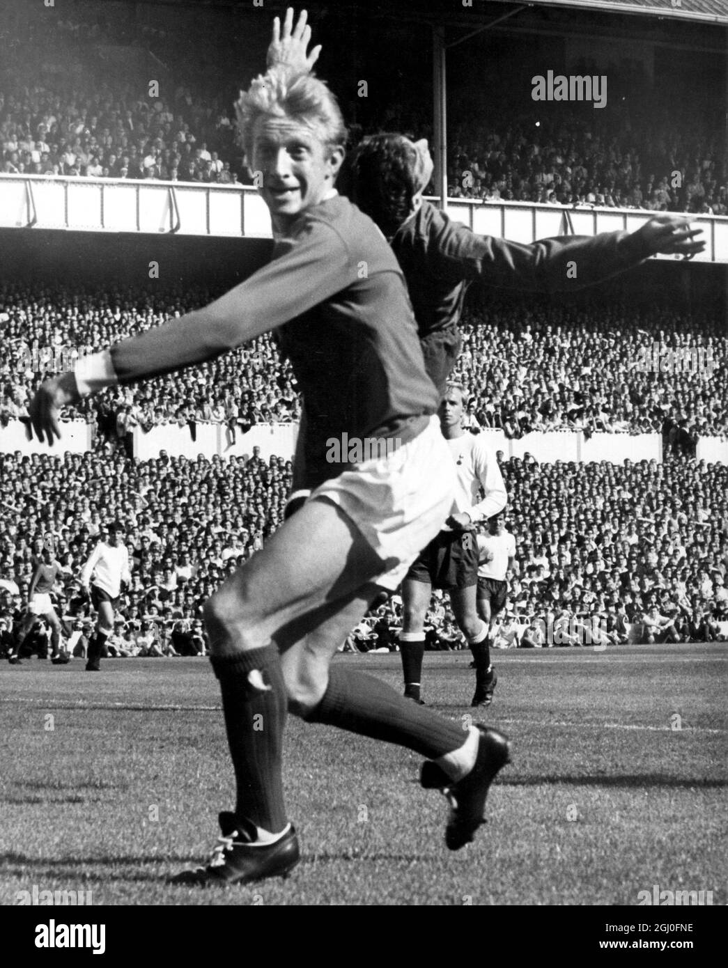 Tottenham Hotspur contra Manchester United Denis Law of Manchester United marca el primer gol de sus equipos durante el partido en White Hart Lane el 10th de septiembre de 1966. Foto de stock