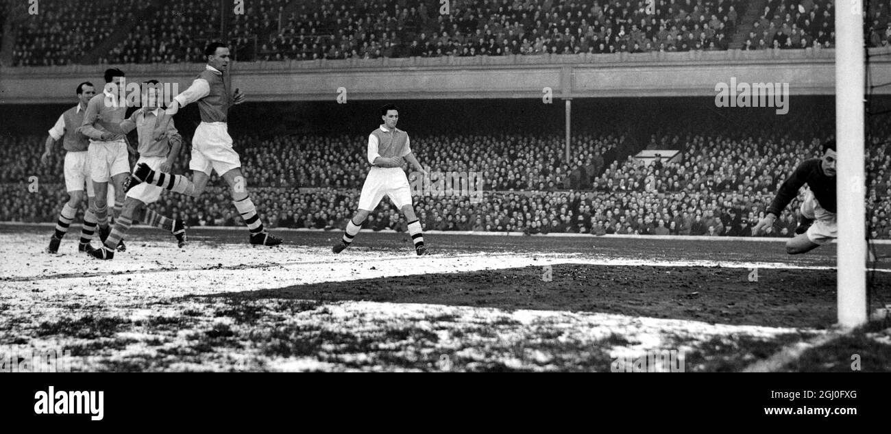 Arsenal contra Manchester City Phoenix de Manchester City marca en los primeros minutos del partido contra el Arsenal en Highbury. 26th de enero de 1952. Foto de stock