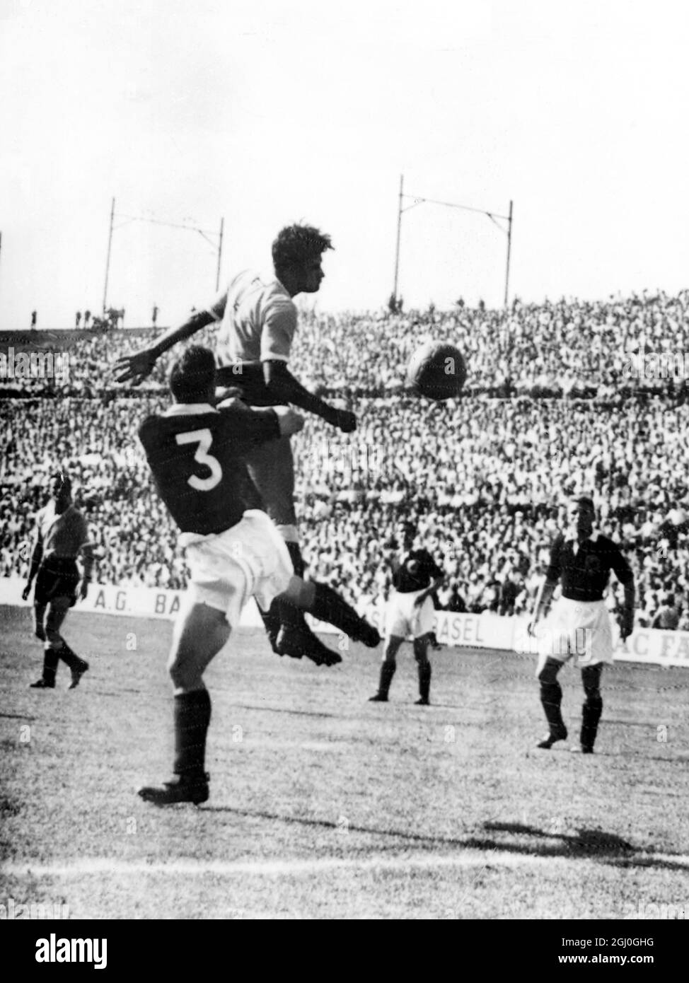 1954 Copa del Mundo Uruguay contra Escocia J. Aird (de vuelta a la cámara, No.3) del equipo escocés y J. Abadie luchando por el balón. En el fondo (derecha) están los jugadores escoceses, Fernie a la izquierda, y W. Cunningham a la derecha. 19th de junio de 1954 Foto de stock