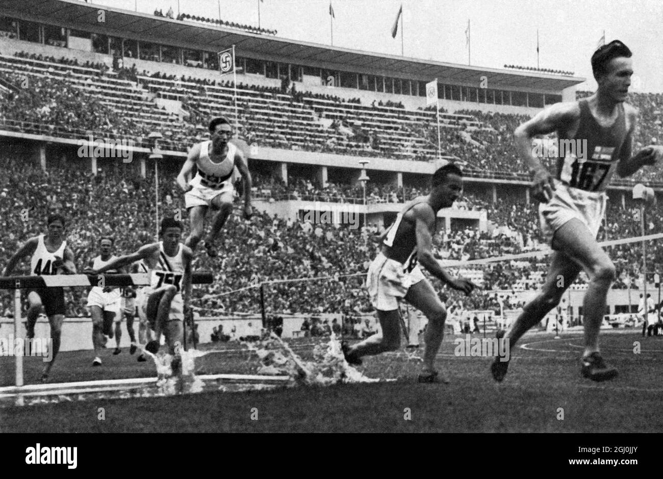 1936 Olimpiadas, Berlín - El valiente Dompert (Alemania) junto con el gran corredor ISO-Hollo (Finlandia) ©Topfoto Foto de stock