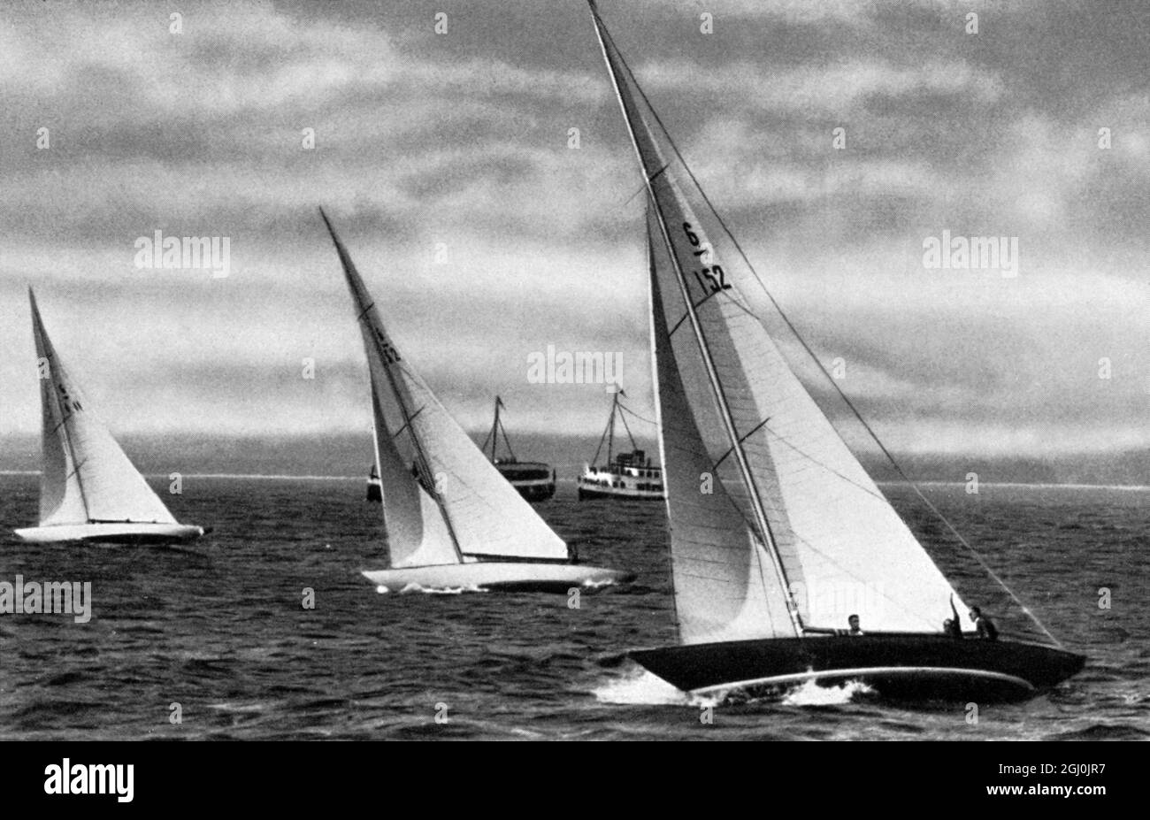 1936 Olimpiadas, Berlín - Barcos de la clase de 6 metros recortando las olas en el lago en un viento fuerte. (Boote der 6-m-R-Klasse bei kraftiger Brise und bewegter See im schneidigen Rennen.) ©Topfoto Foto de stock