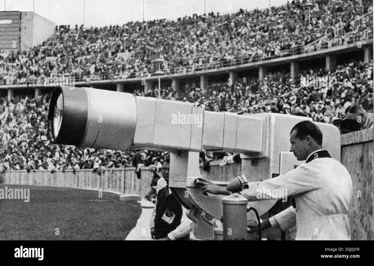 1936 Olimpiadas, Berlín - Una cámara de televisión que parece el barril de un cañón gigante (Wie das Geschutzrohr einer Riesenkanone muter das Ausnahmegerat fur das Fernschen an.) ©Topfoto Foto de stock