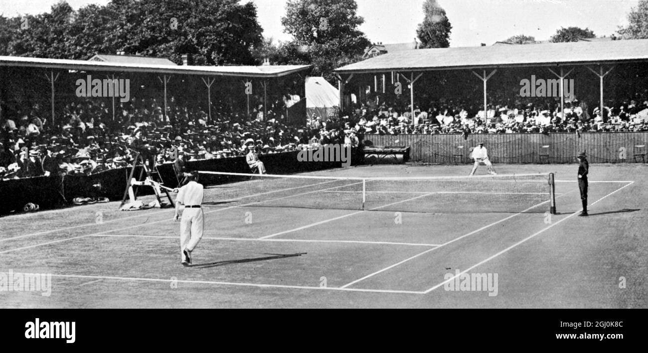 Final de los sencillos de todos los comedores 1908 : A. W. Gore v. H. Roper Barrett. A. W. Gore 1901 - Arthur William Charles Wentworth Gore (nacido el 2 de enero de 1868 en Lyndhurst, Hampshire, fallecido el 1 de diciembre de 1928 en Kensington, Londres) fue un jugador de tenis masculino de Gran Bretaña. Es mejor conocido por sus dos medallas de oro en los Juegos Olímpicos de Londres en 1908, ganando los solteros de interior y los dobles de interior para hombres. Fue incluido en el Salón Internacional de la Fama del Tenis en 2006. Herbert Roper Barrett, KC (nacido el 24 de noviembre de 1873 en Upton, Essex, fallecido el 27 de julio de 1943 en Horsham, Sussex) fue un tenista de grea Foto de stock