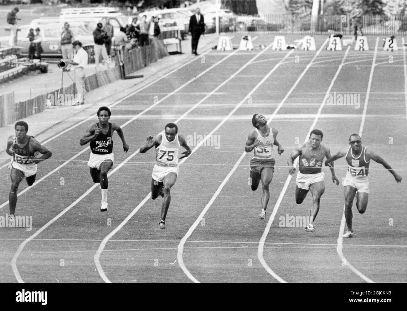 South Lake Tahoe, California: El final de los 100 metros durante los juicios olímpicos se reúnen aquí el 10th de septiembre muestra a Jimmie Hines, tercero de izquierda, a punto de romper la cinta con un tiempo ganador de 10 segundos que empató el récord mundial existente. Los otros son, de izquierda a derecha: Clyde Glosson; Tom Randolph; Hines; Kirk Clayton; Mel Pender, 3rd con un tiempo de 10,2, y Charlie Green, 2nd con un tiempo de 10,1. 14th de septiembre de 1968 Foto de stock
