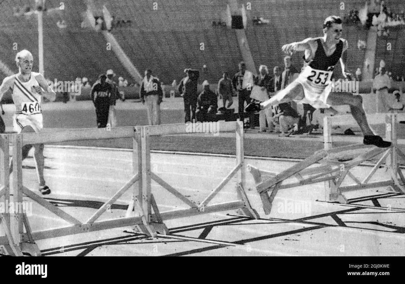 Juegos Olímpicos de 1932, Los Ángeles, EE.UU. 400 metros ganador de obstáculos y oro para Bob Tisdall para Irlanda (IRL) Foto de stock