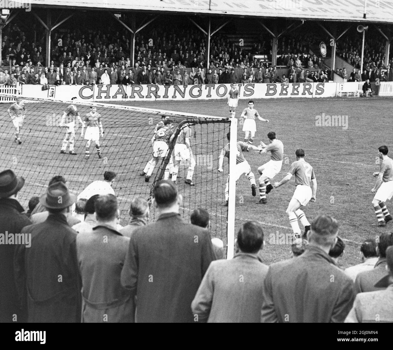 Northfleet y Gravesend versus Bedford : Juega delante del gol de Bedford en la primera mitad . 25 de agosto de 1958 Foto de stock