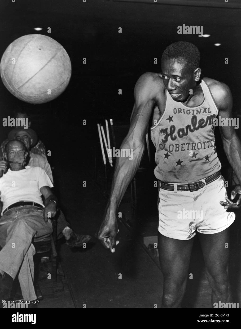 Goose Tatum - miembro campeón del equipo de baloncesto Harlem Globetrotters mostrando uno de sus famosos trucos para los Columbia's Harlem Globetrotters Foto de stock
