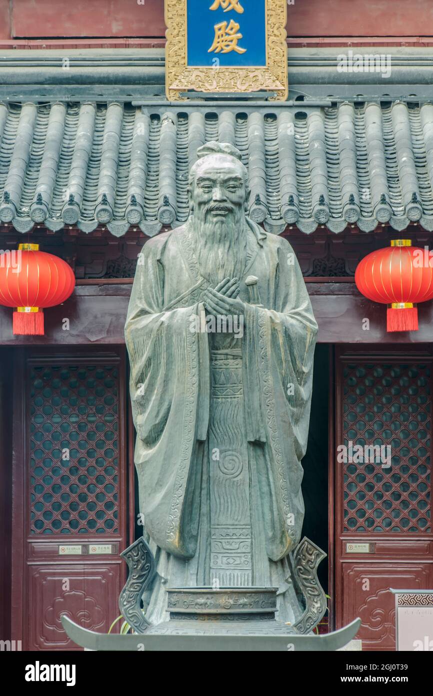 China, Jiansu, Nanjing. Templo de Confucio (Fuzimiao). Esta es la estatua más grande de Confucio en China. Foto de stock