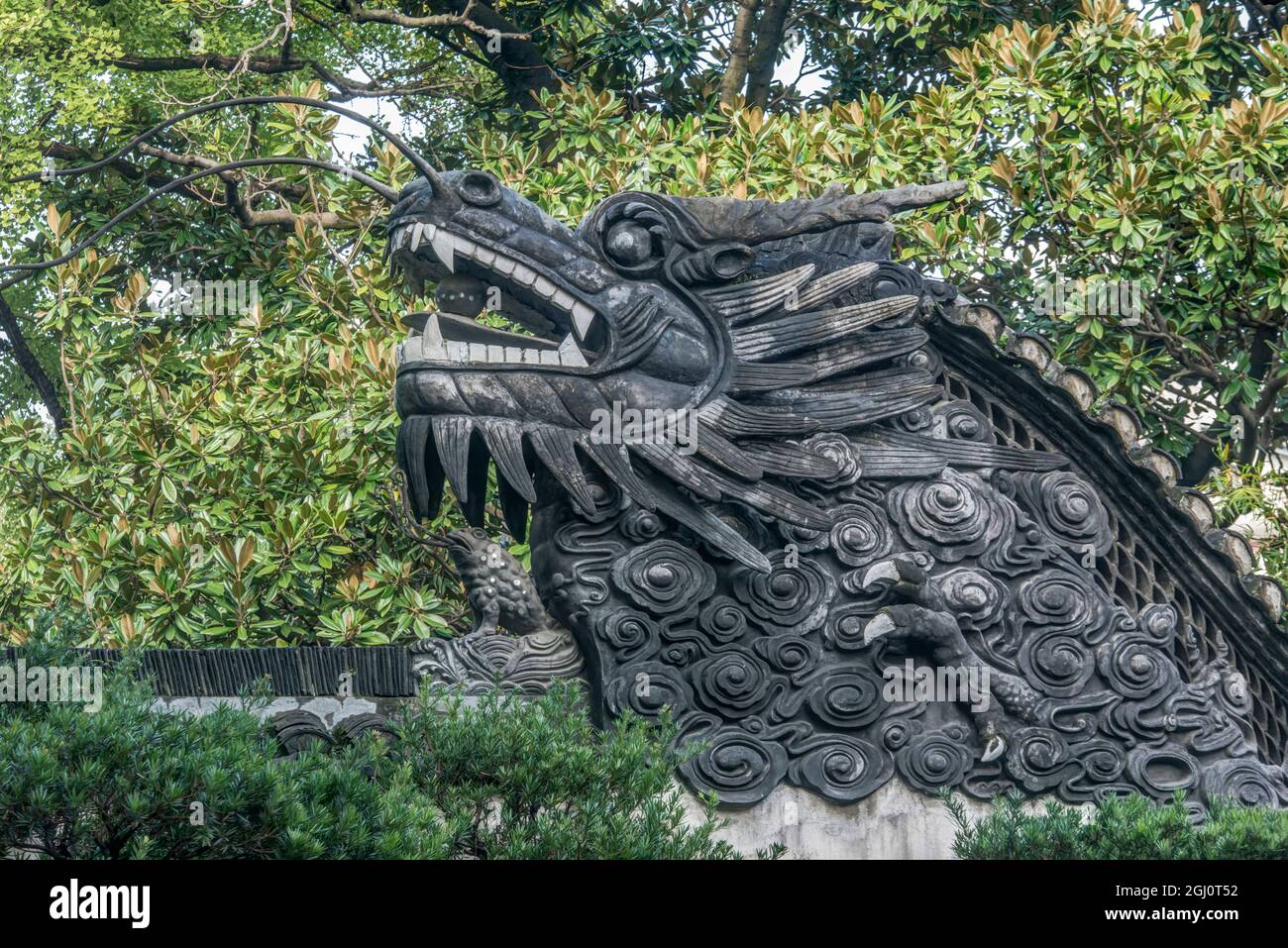 China, Shanghai. Dragón de jardín Yu. Foto de stock