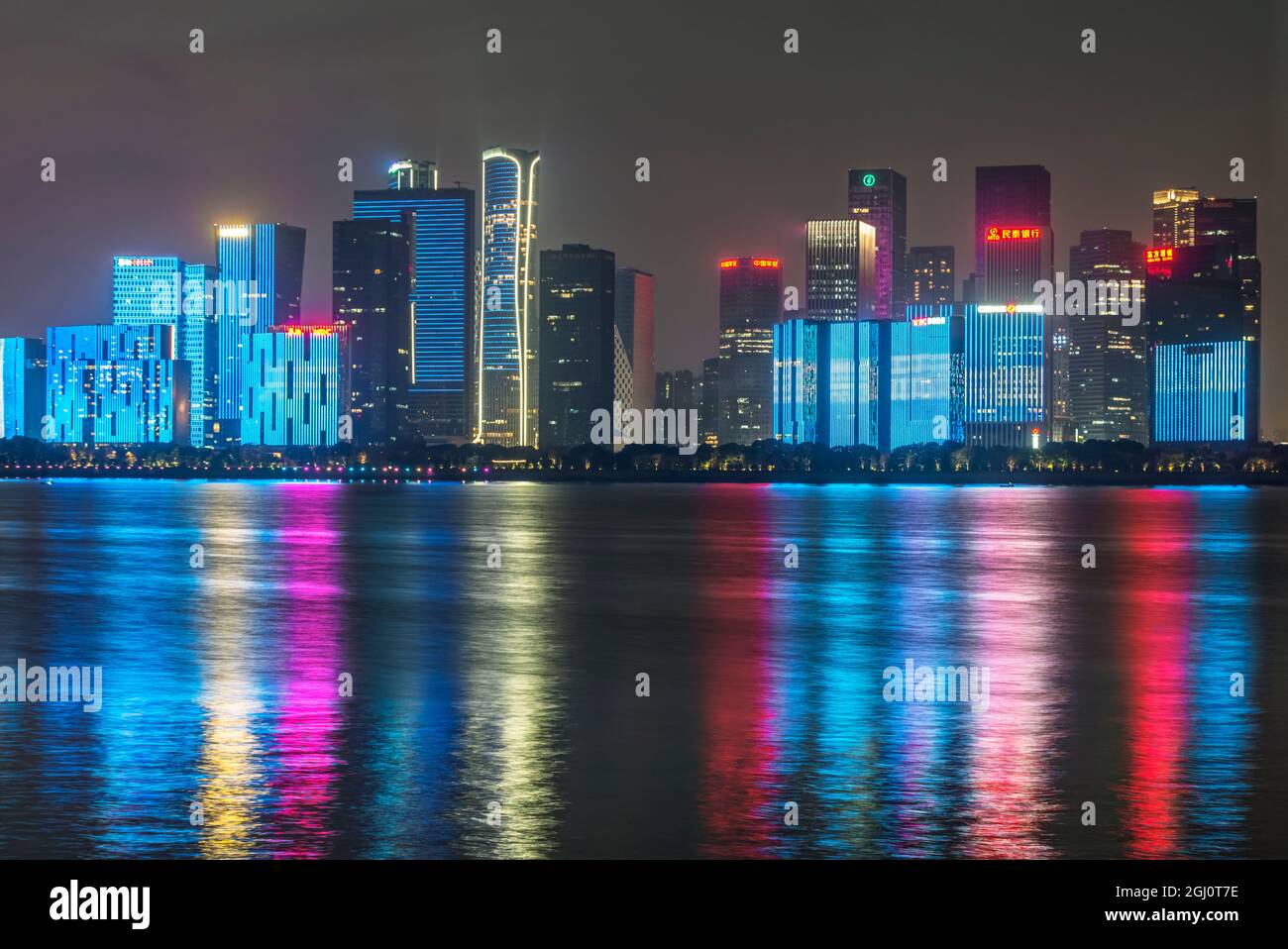 China, Zhejiang, Hangzhou. Horizonte de la ciudad al atardecer. Foto de stock