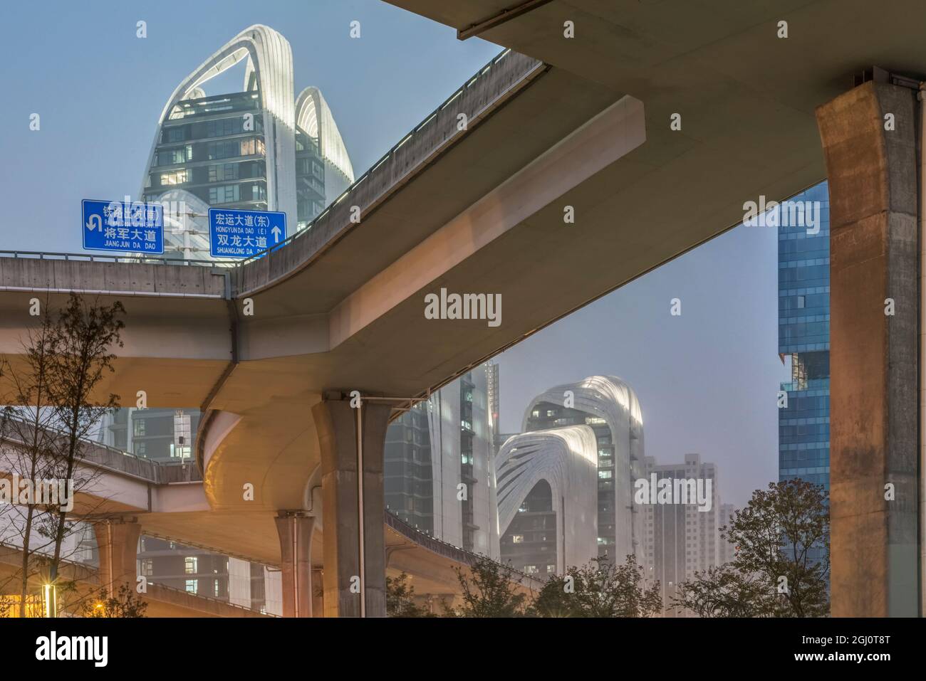 China, Jiangsu, Nanjing. Autopista y edificios modernos cerca de la estación sur de Nanjing. Foto de stock