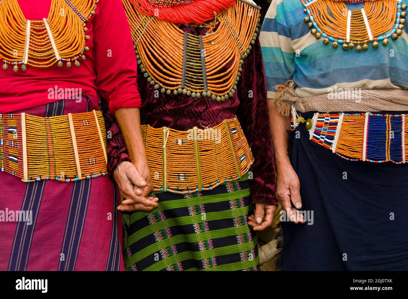 Mon Village Nagaland, al noreste de la India, detalle de la Reina Adjunta y dos amigos (MR) con abalorios cinturones y collares Fotografía de - Alamy