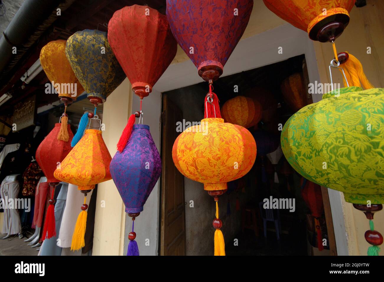 confirmar lavanda Llevando Asia, Vietnam. Venta de faroles de tela de colores, Hoi An, Provincia de  Quang Nam Fotografía de stock - Alamy