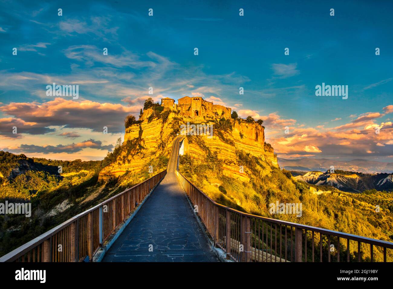 Italia, Civita, Puente a Civita Foto de stock