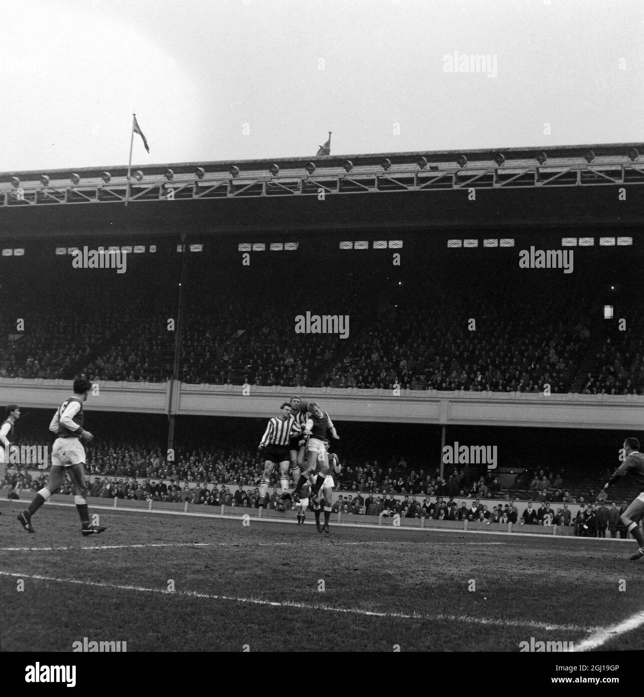 FOOTBALL ARSENAL V SHEFFIELD SE UNIÓ EN ACCIÓN EN LONDRES - ; 28 DE MARZO DE 1964 Foto de stock