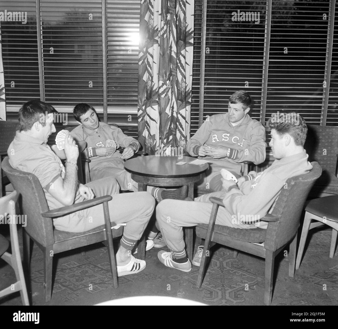 LOS JUGADORES DE FÚTBOL DE ANDERLECHT SE RELAJAN JUGANDO A LAS CARTAS EN EL HOTEL DE LIVERPOOL ; 24 DE NOVIEMBRE DE 1964 Foto de stock