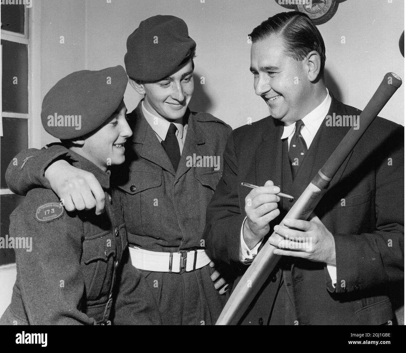 Colin Cowdrey con 173 Orpington squardron del cuerpo de entrenamiento aéreo firmando los bates de cricket de escuadrones 22 de noviembre de 1961 Foto de stock