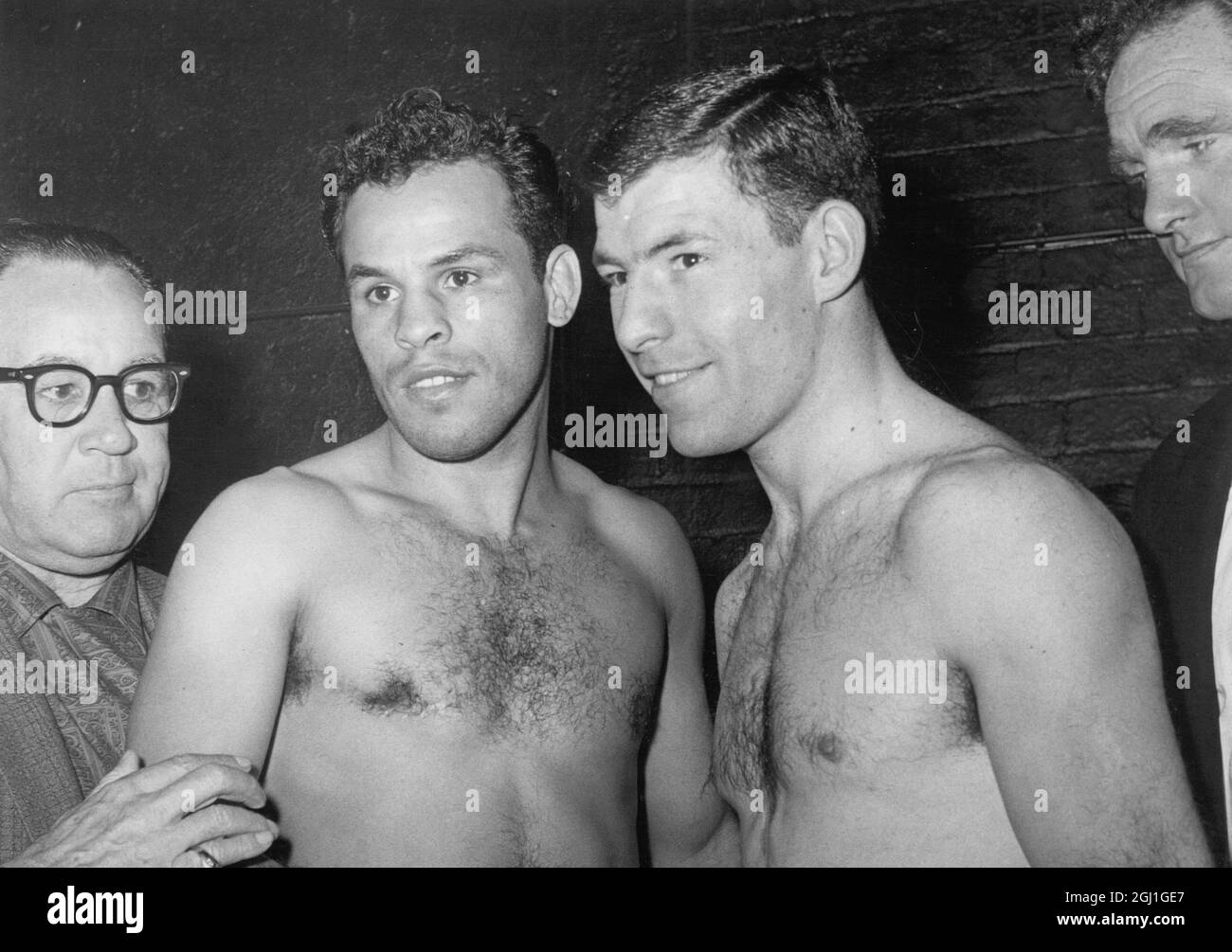 Brian Curvis boxer de Swansea, Gales y Ralph Dupas boxer de Nueva Orleans EE.UU. (Izquierda) visto en el peso antes del Campeonato Mundial de peso welter Wembley Londres 1962 de septiembre Foto de stock
