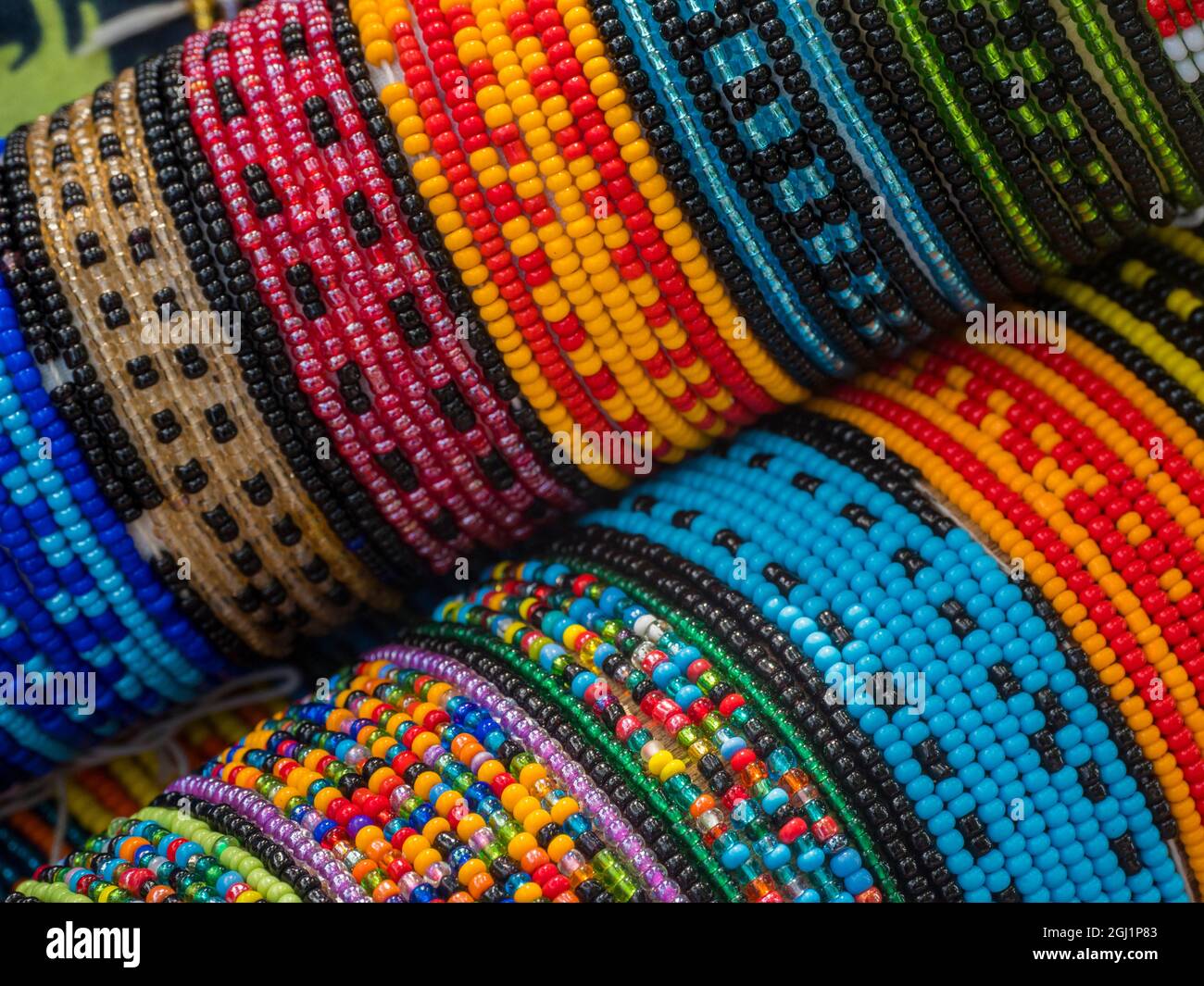 Masai abalorios pulseras para su venta fuera de tienda en Olduvai Gorge,  Tanzania, África oriental Fotografía de stock - Alamy