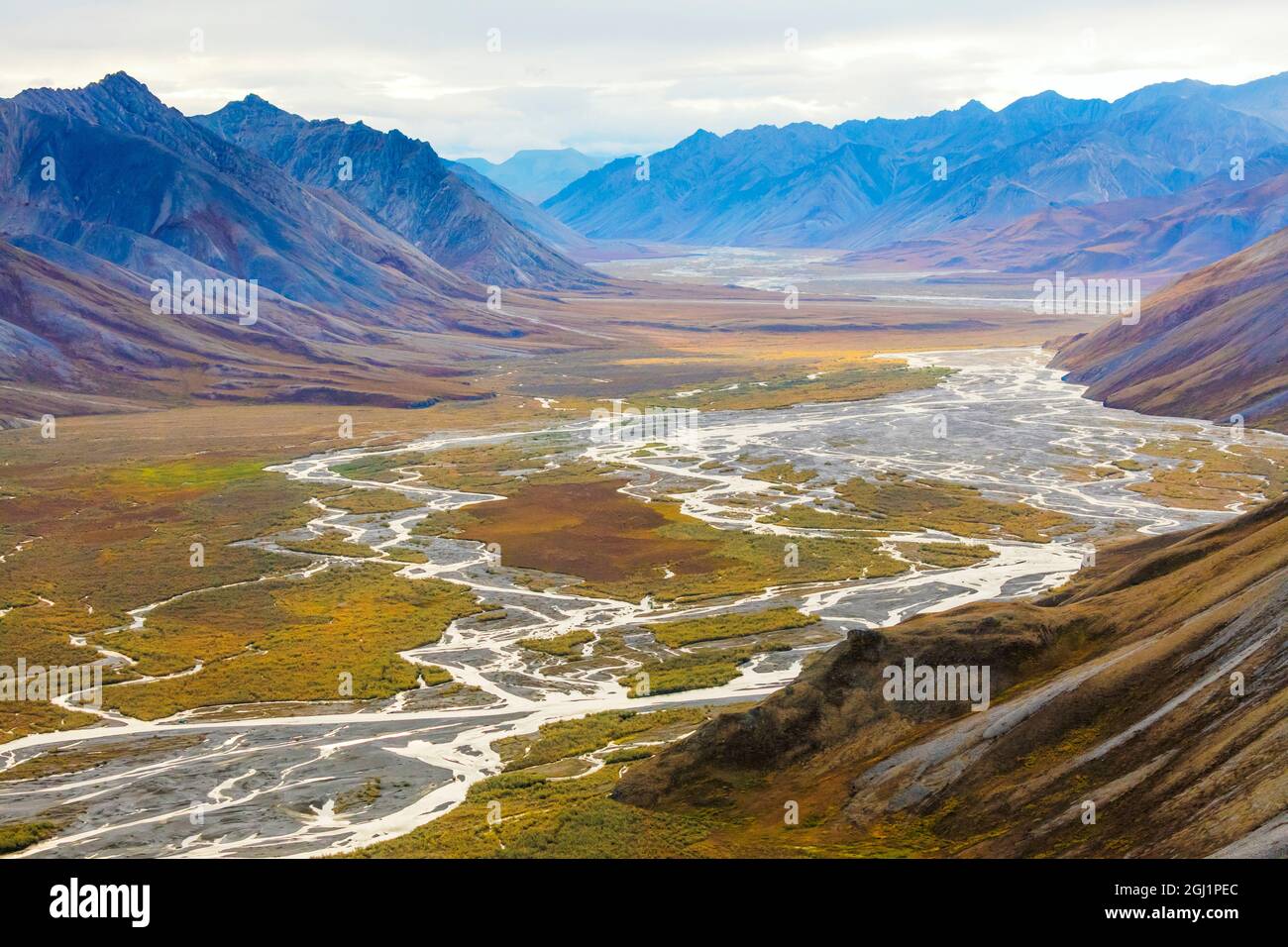 Estados Unidos, Alaska, Brooks Range, Refugio Nacional de Vida Silvestre del Ártico. Aéreo con montañas y río Ivishak. Crédito como: Don Paulson / Jaynes Gallery / Danita Foto de stock